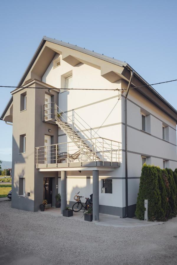 Drive Caffe Apartments Trzin Zewnętrze zdjęcie
